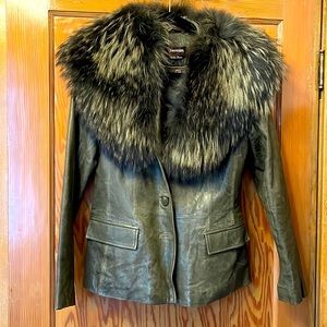 Beautiful leather Jacket with removable fur collar